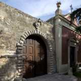 Accanto all'ingresso principale si trova la facciata della cappella costruita alla fine dell�800 partendo dall�originale struttura cinquecentesca 